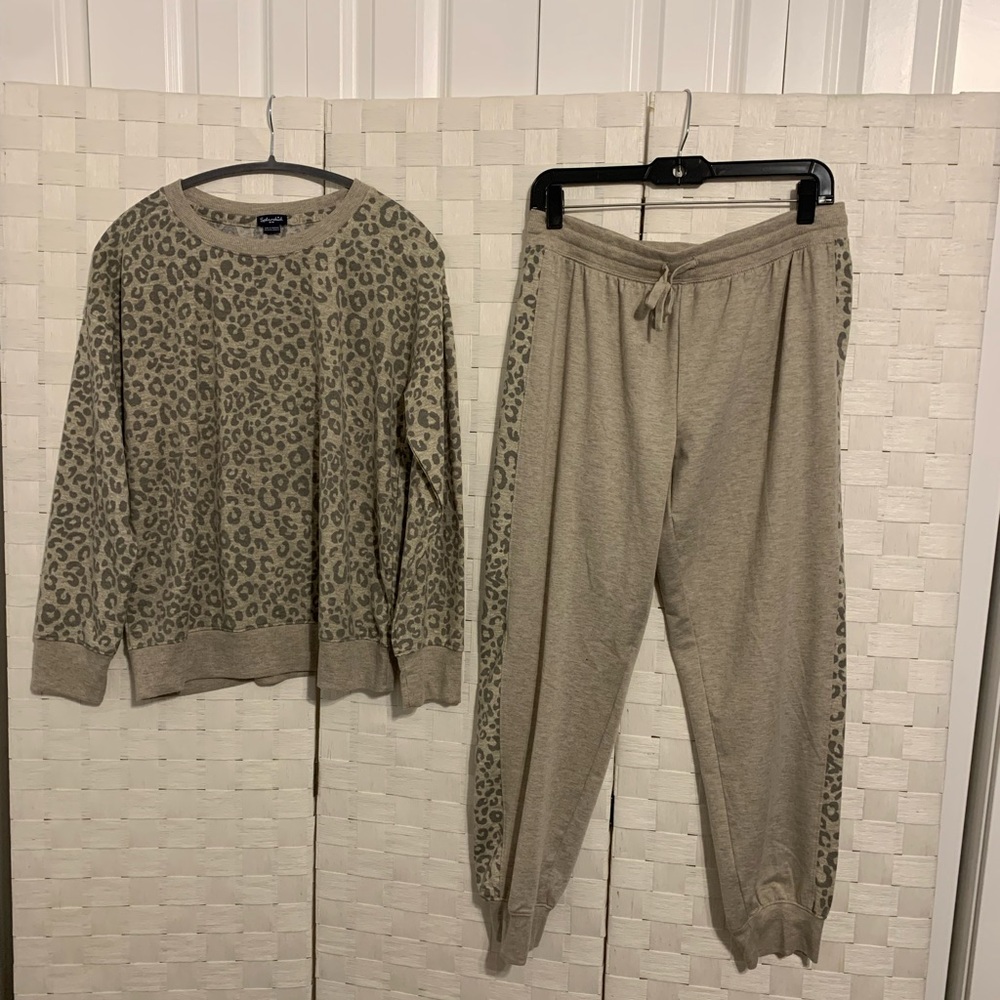 Splendid Ladies Jogger and Crew Neck Set